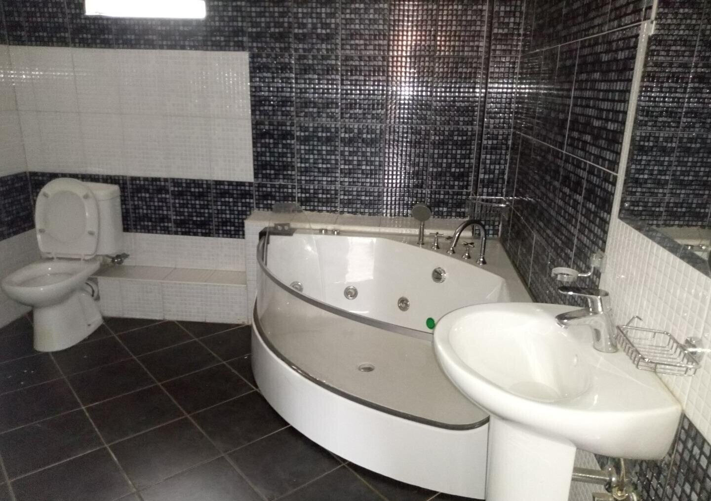 5-Ensuite Townhouse with Study & Fireplace - Lavington