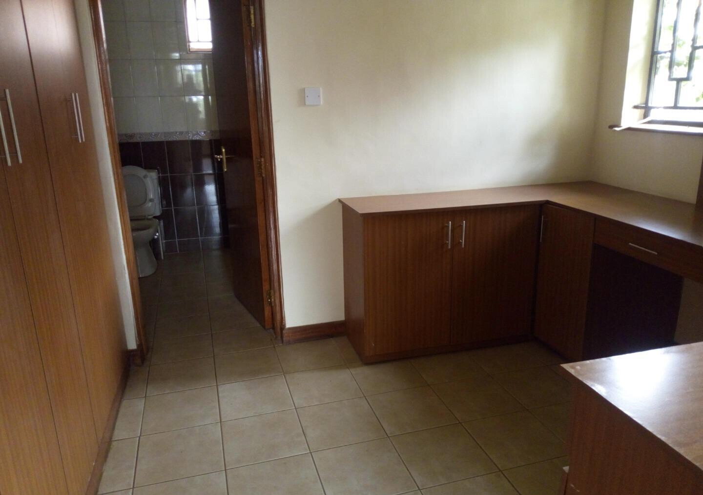 5-Ensuite Townhouse with Study & Fireplace - Lavington