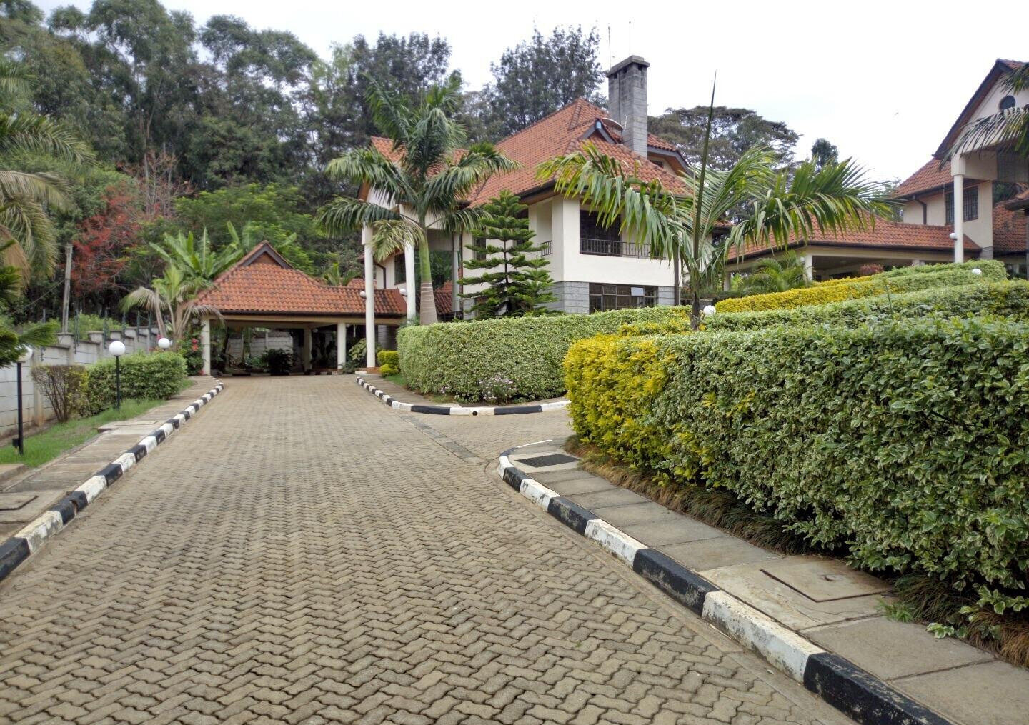 5-Ensuite Townhouse with Study & Fireplace - Lavington