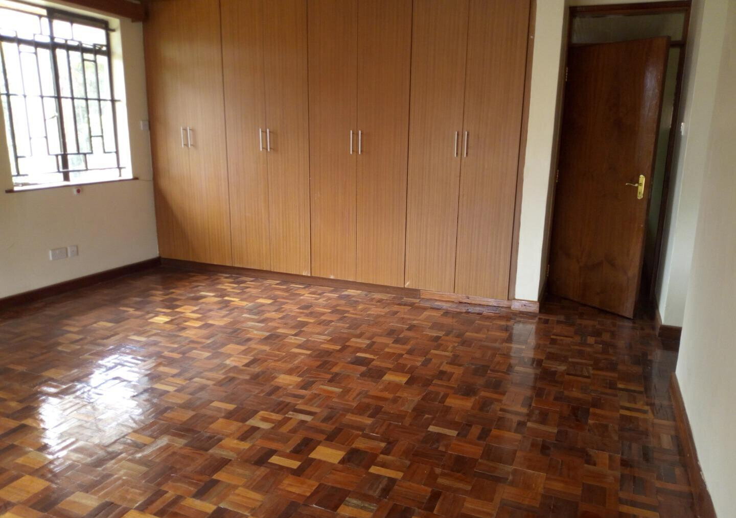 5-Ensuite Townhouse with Study & Fireplace - Lavington