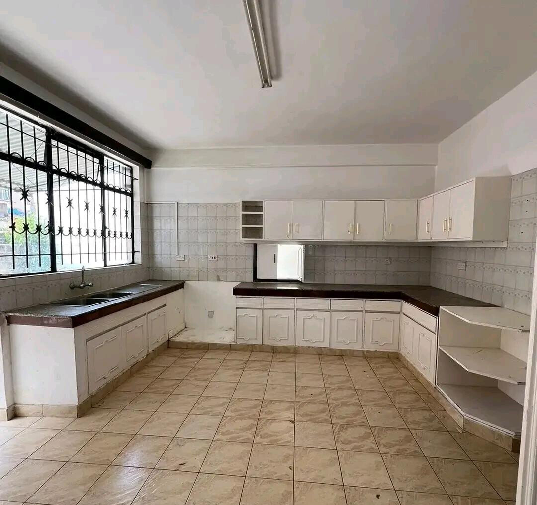 5 En-Suite Bedrooms with DSQ & Front Garden - Kilimani