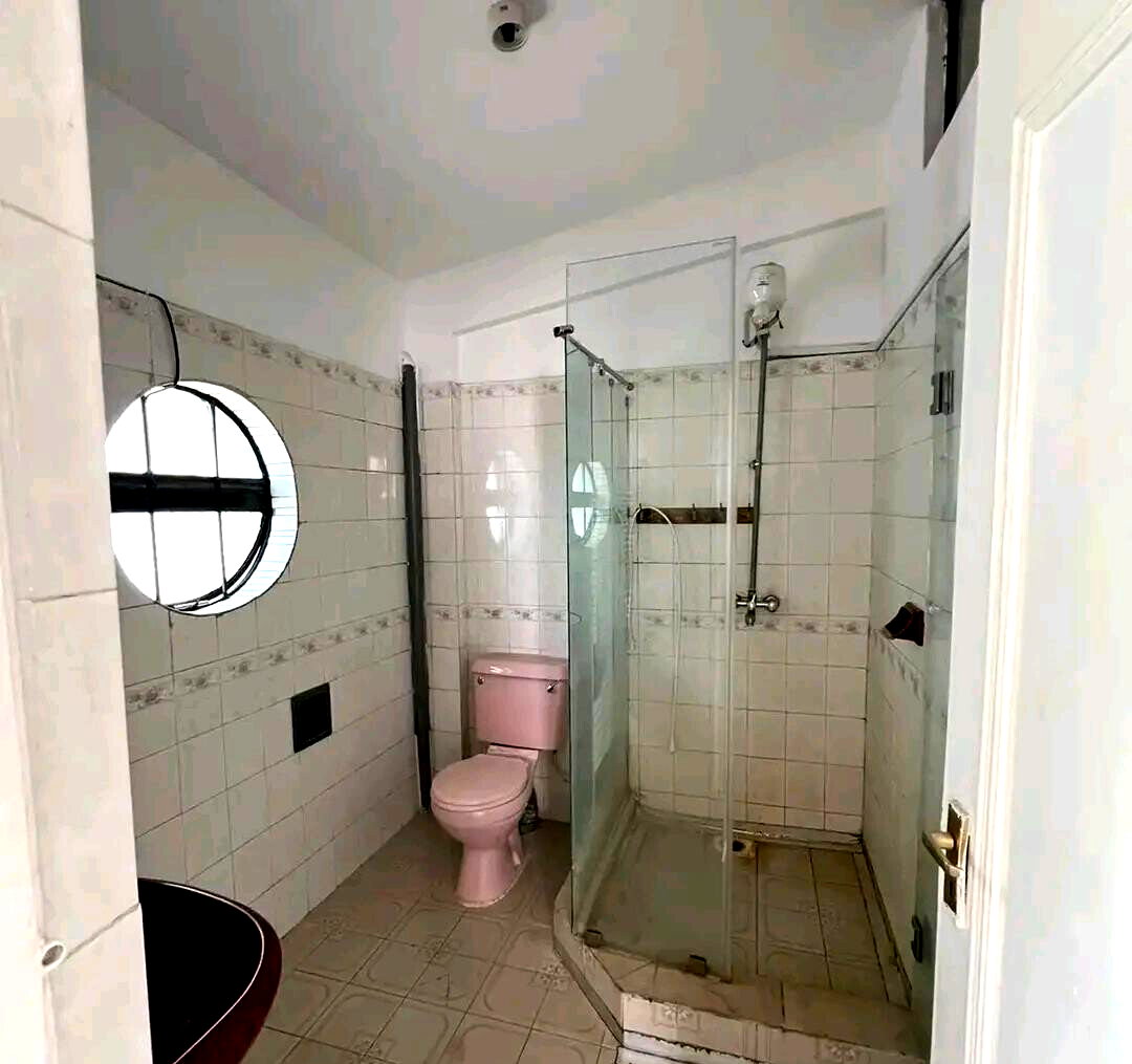 5 En-Suite Bedrooms with DSQ & Front Garden - Kilimani