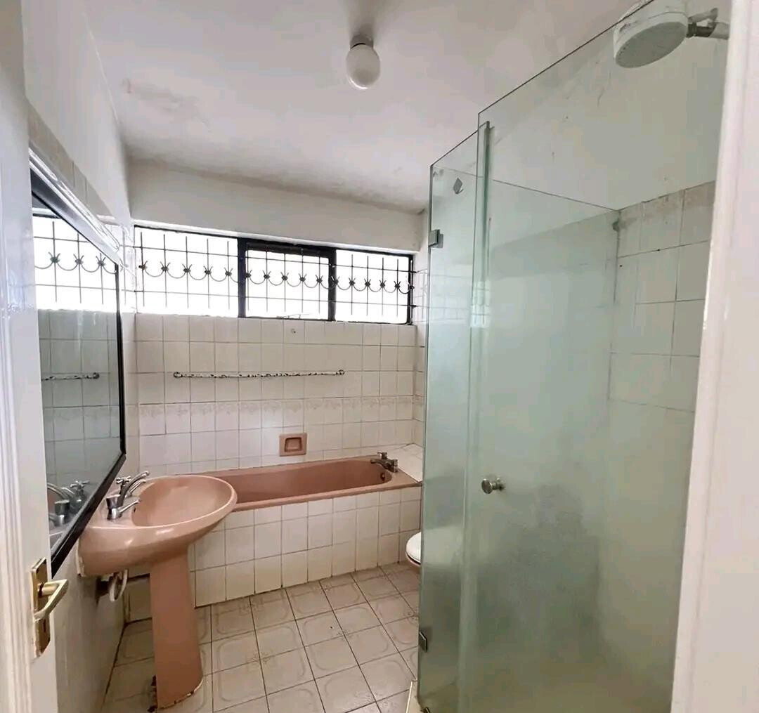 5 En-Suite Bedrooms with DSQ & Front Garden - Kilimani