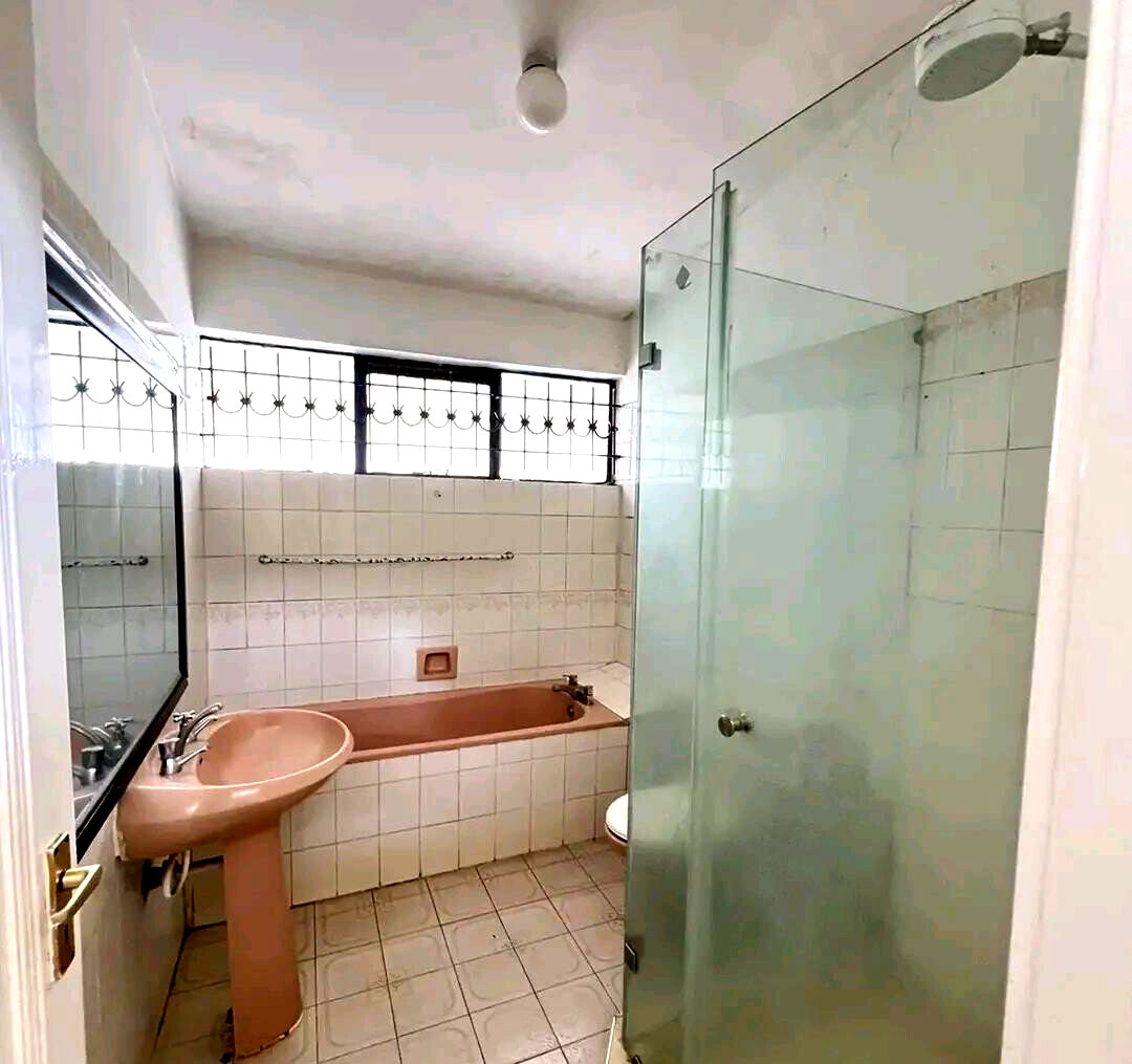 5 En-Suite Bedrooms with DSQ & Front Garden - Kilimani