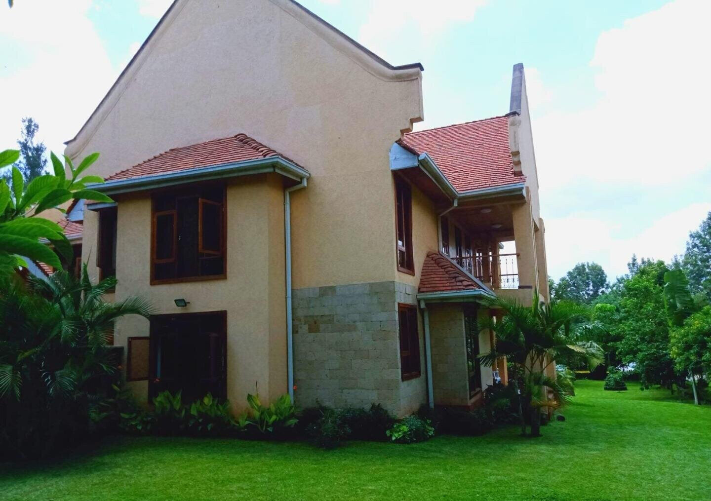 4-Bed Main House + 2-Bed Guest Wing on Half-Acre – Miotoni, Karen