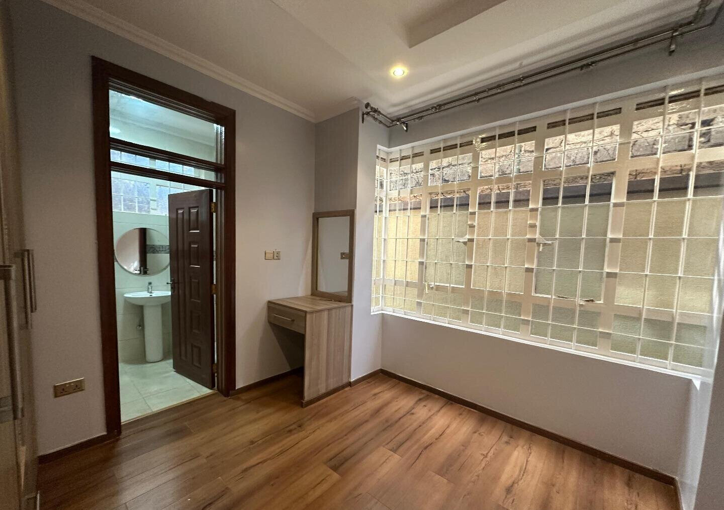 4BR All-Ensuite Townhouse with Gym & Private Office - Kamakis