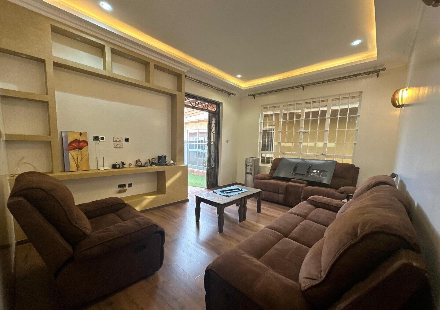 4BR All-Ensuite Townhouse with Gym & Private Office - Kamakis