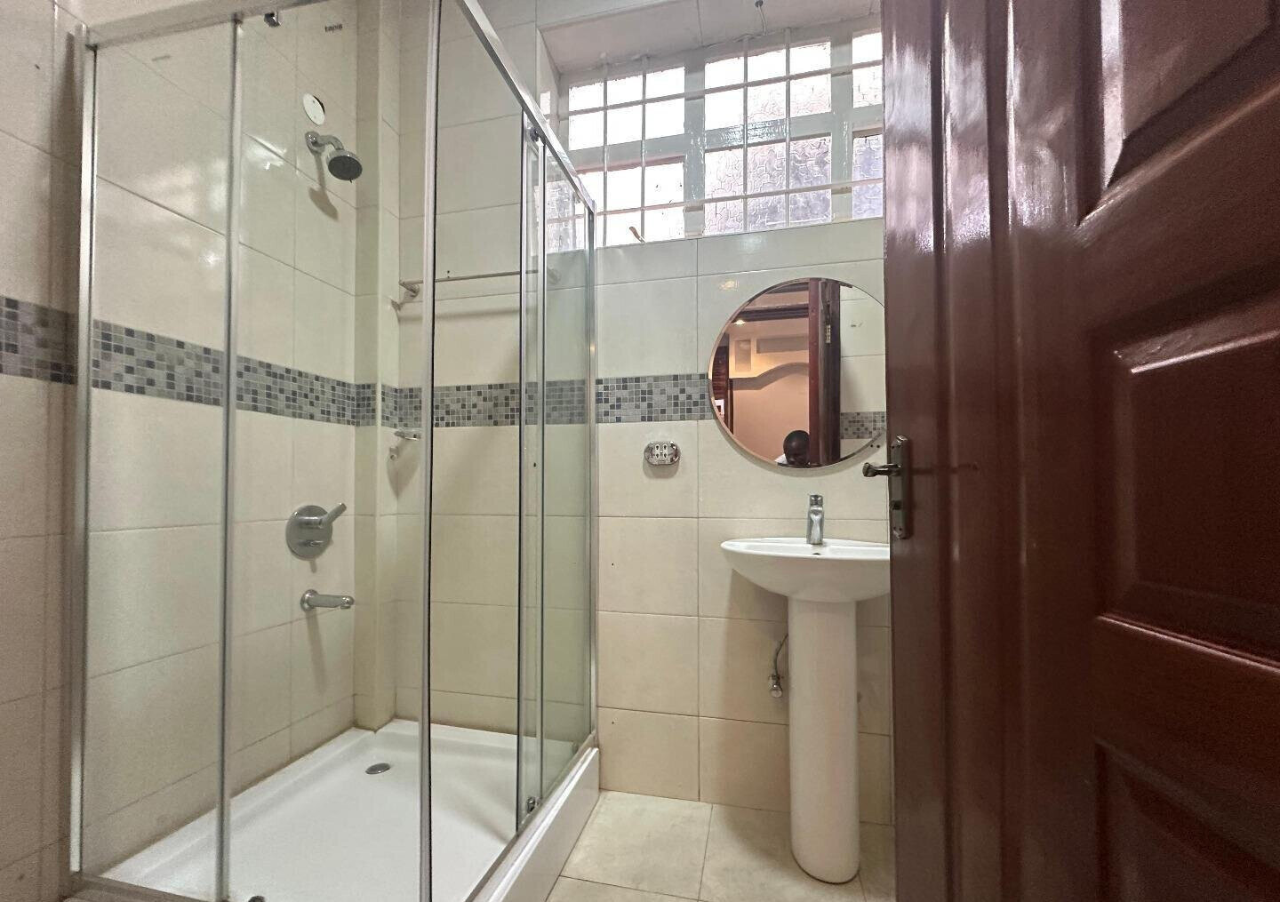 4BR All-Ensuite Townhouse with Gym & Private Office - Kamakis