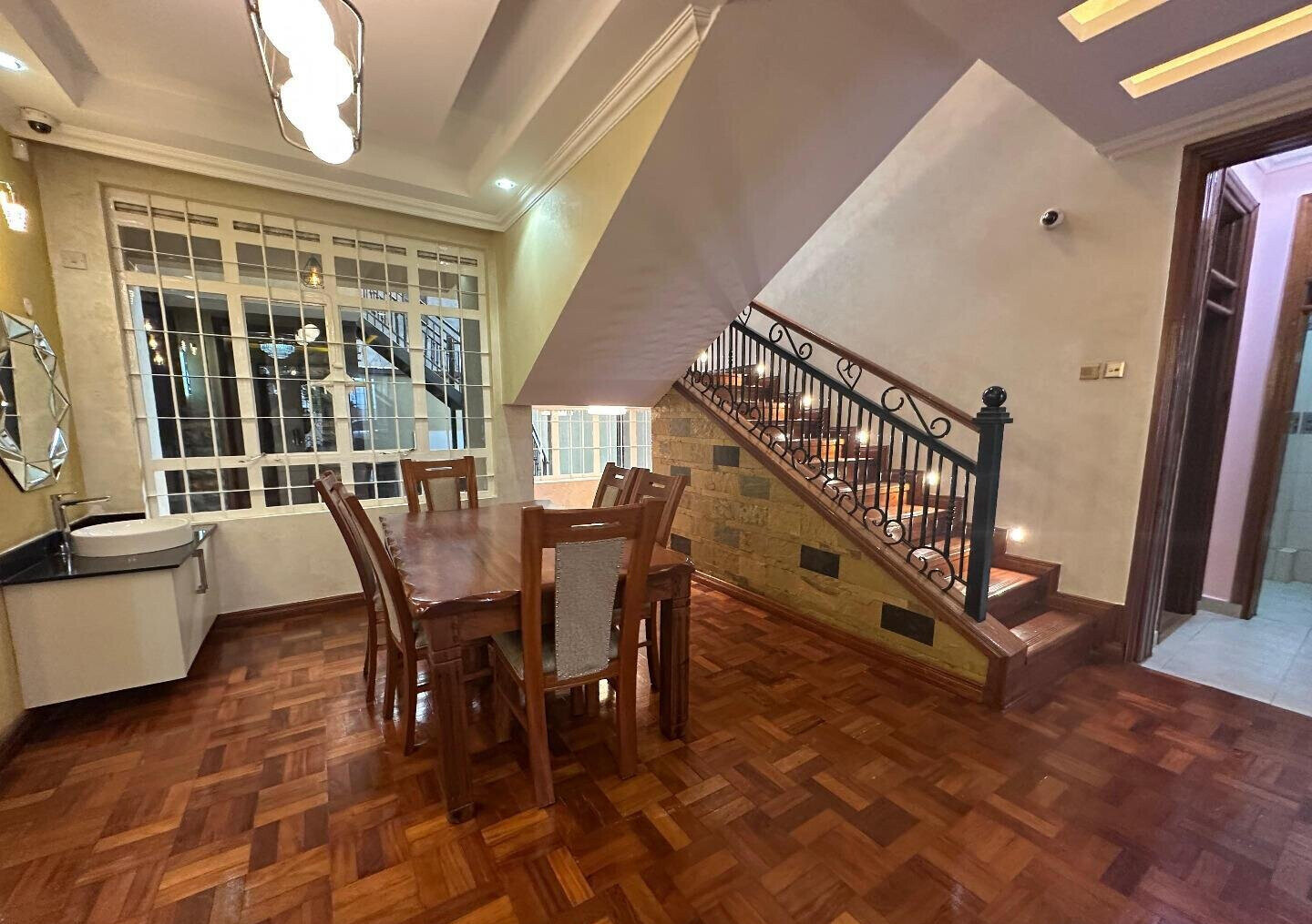 4BR All-Ensuite Townhouse with Gym & Private Office - Kamakis