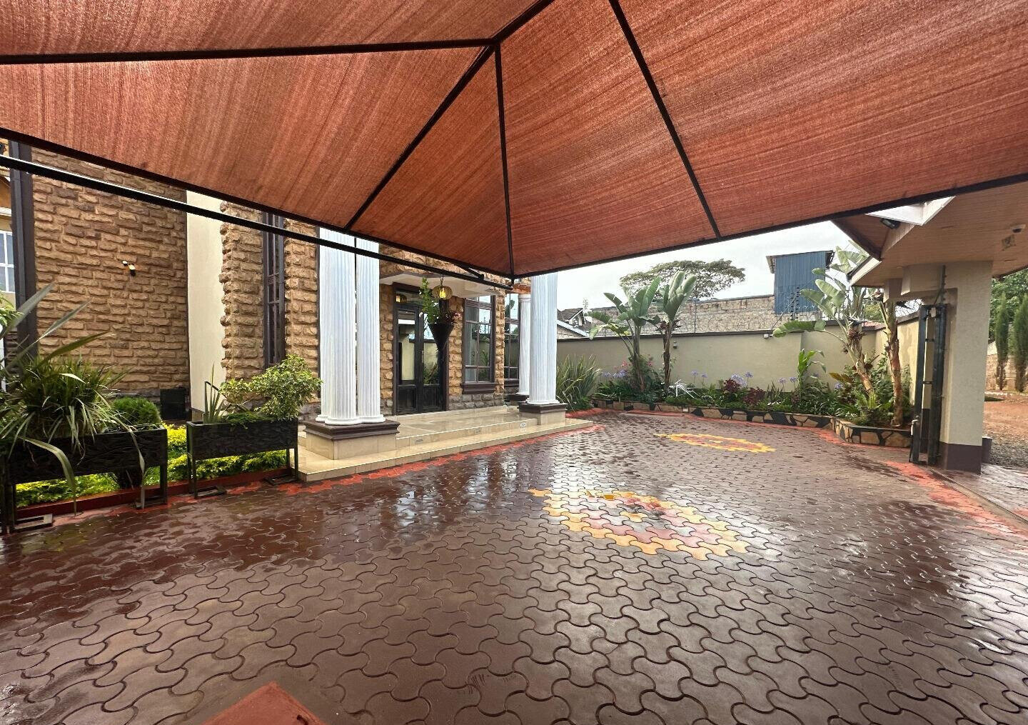 4BR All-Ensuite Townhouse with Gym & Private Office - Kamakis