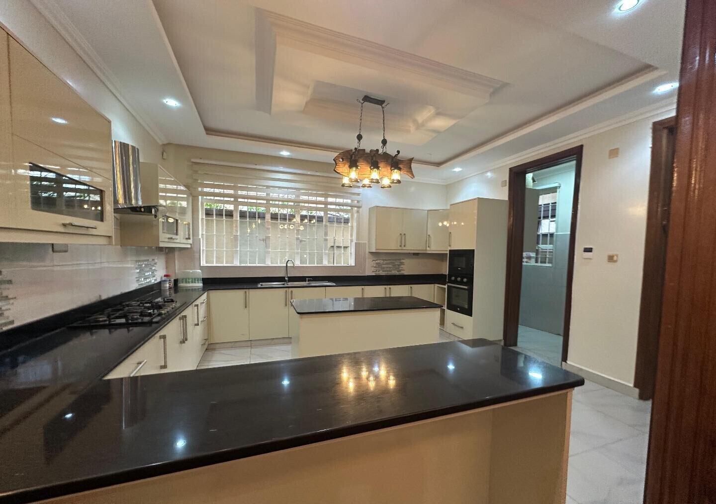 4BR All-Ensuite Townhouse with Gym & Private Office - Kamakis