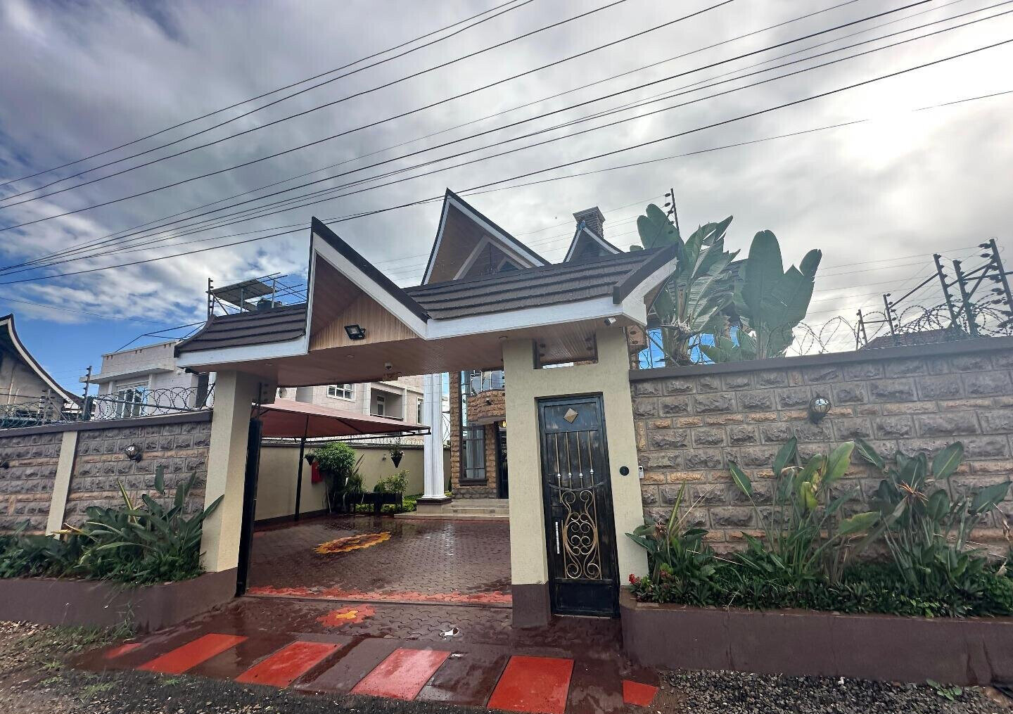 4BR All-Ensuite Townhouse with Gym & Private Office - Kamakis