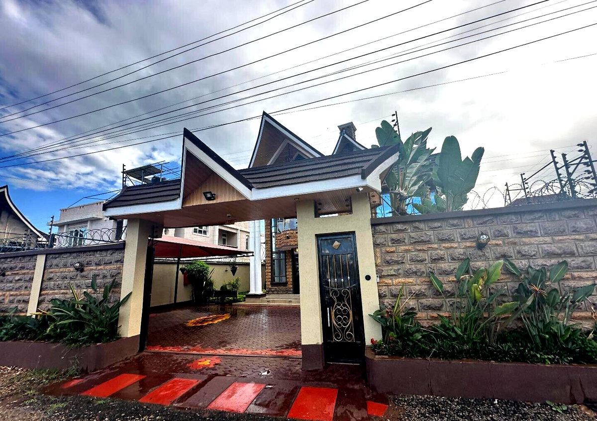 4BR All-Ensuite Townhouse with Gym & Private Office - Kamakis