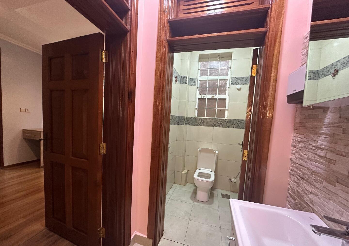4BR All-Ensuite Townhouse with Gym & Private Office - Kamakis