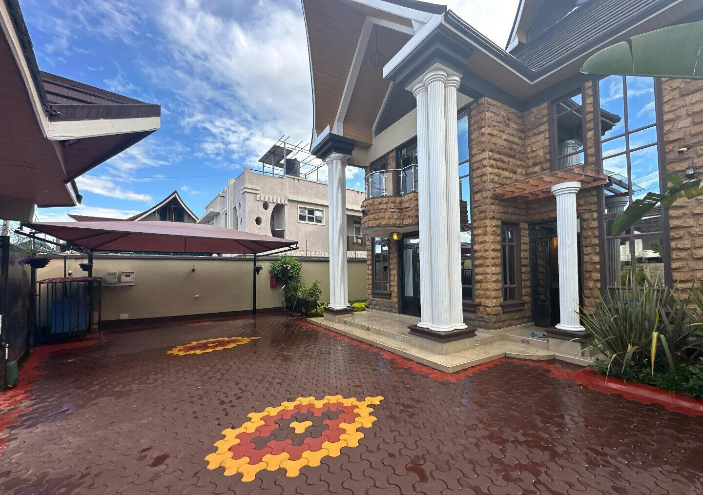 4BR All-Ensuite Townhouse with Gym & Private Office - Kamakis