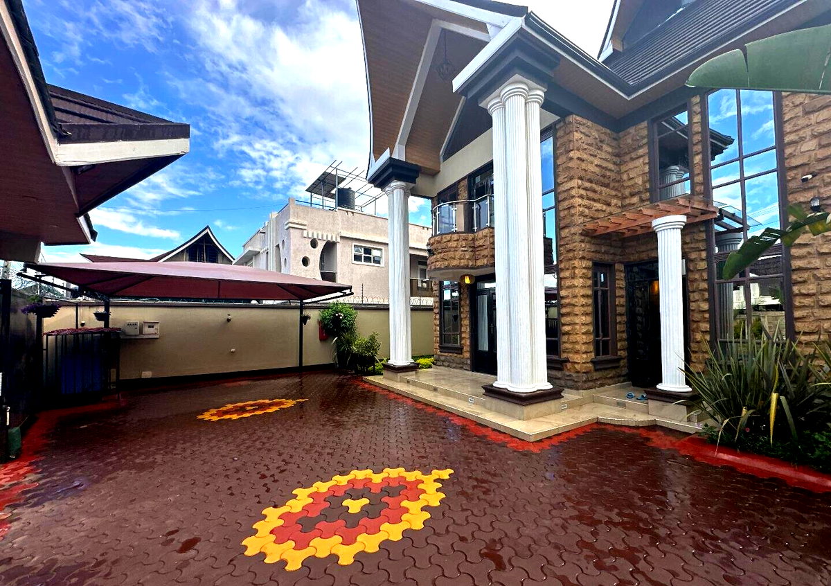 4BR All-Ensuite Townhouse with Gym & Private Office - Kamakis