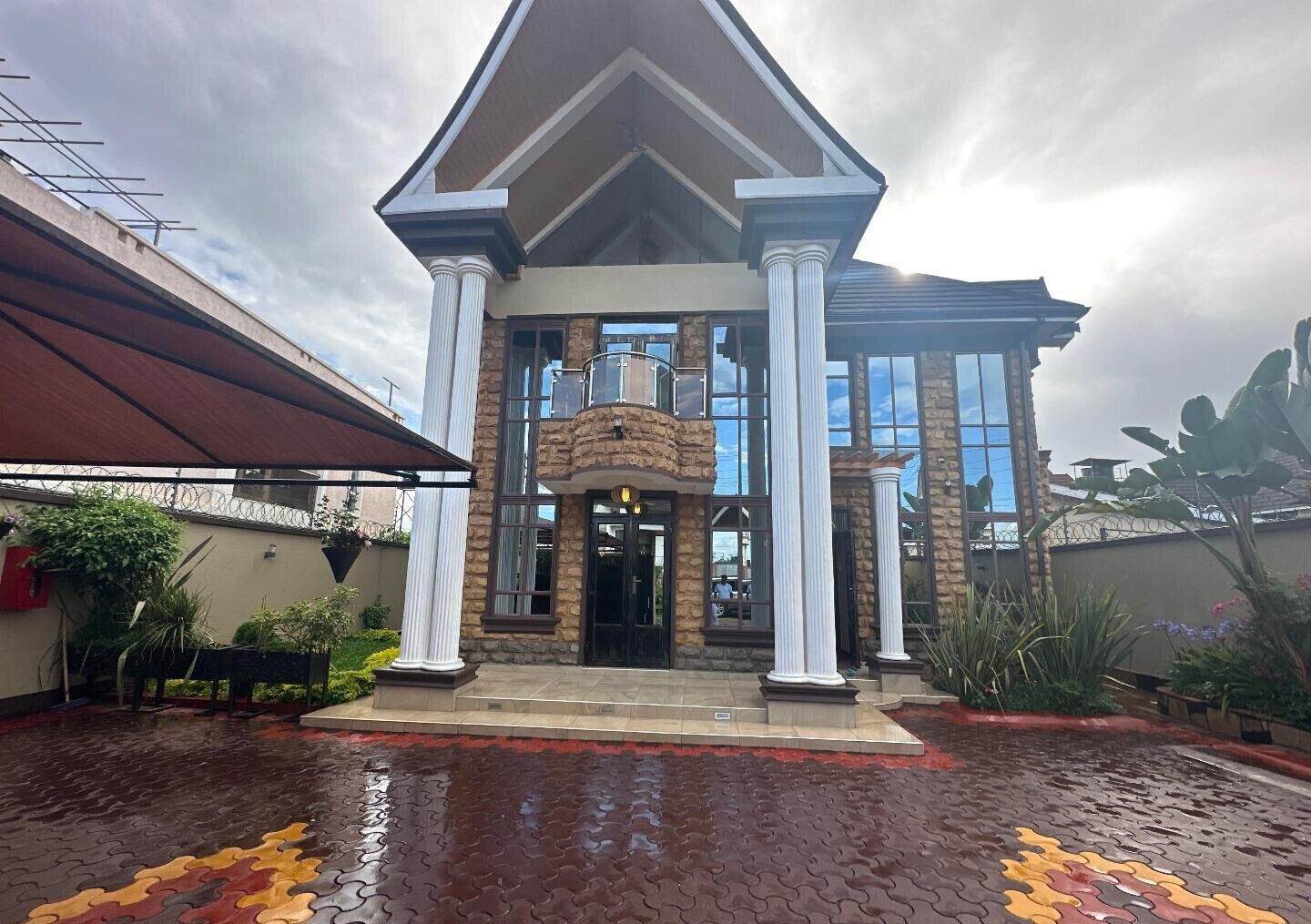 4BR All-Ensuite Townhouse with Gym & Private Office - Kamakis