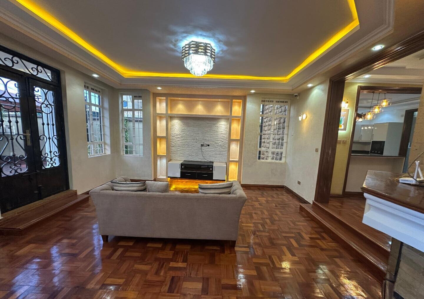 4BR All-Ensuite Townhouse with Gym & Private Office - Kamakis