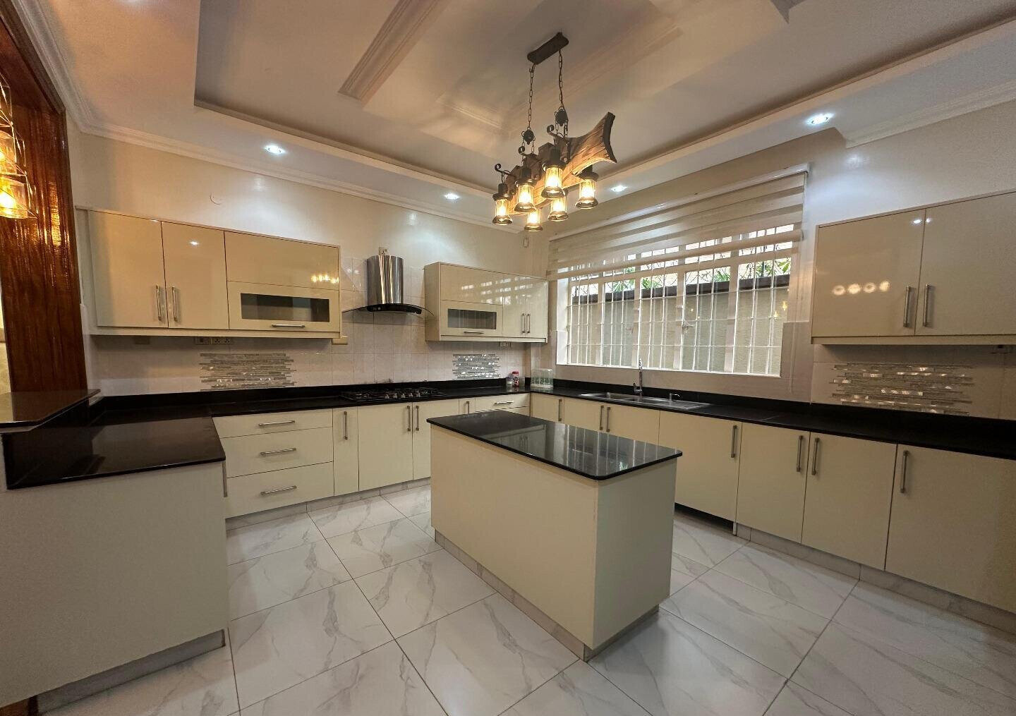 4BR All-Ensuite Townhouse with Gym & Private Office - Kamakis