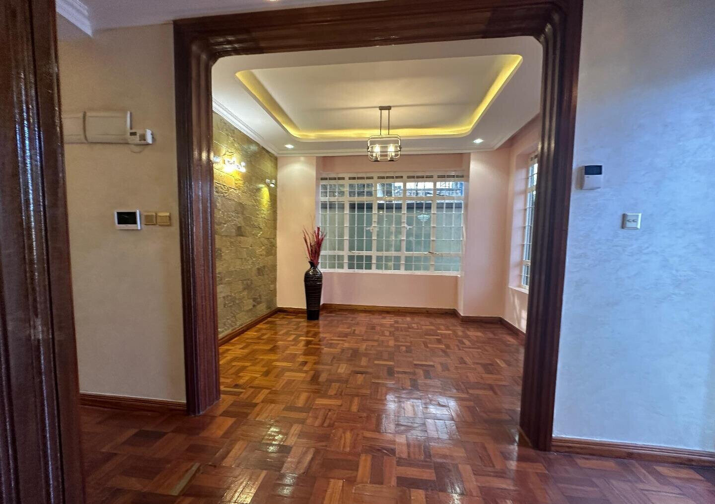 4BR All-Ensuite Townhouse with Gym & Private Office - Kamakis