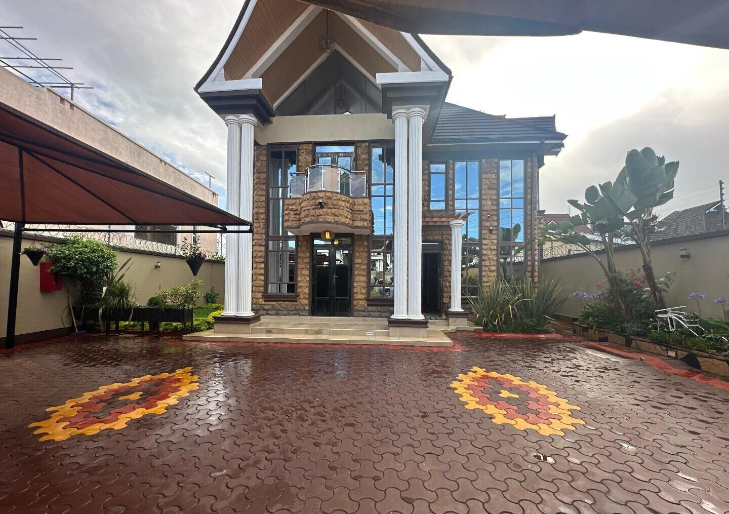 4BR All-Ensuite Townhouse with Gym & Private Office - Kamakis