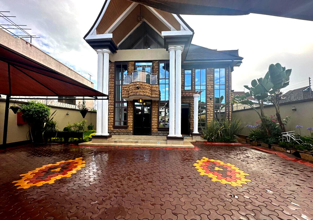 4BR All-Ensuite Townhouse with Gym & Private Office - Kamakis