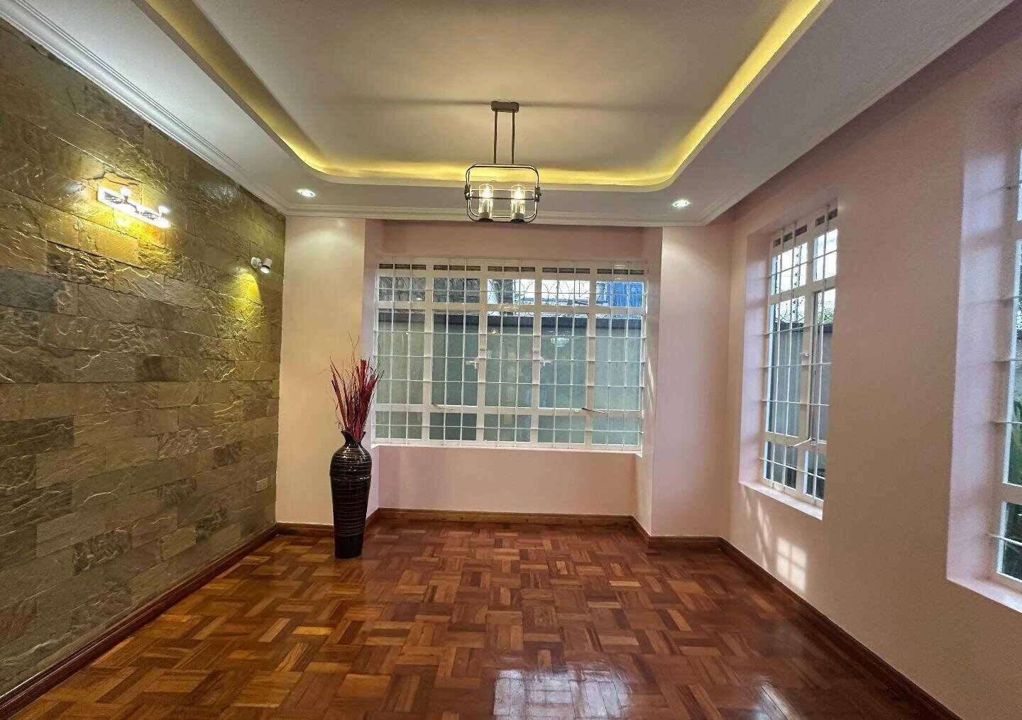 4BR All-Ensuite Townhouse with Gym & Private Office - Kamakis
