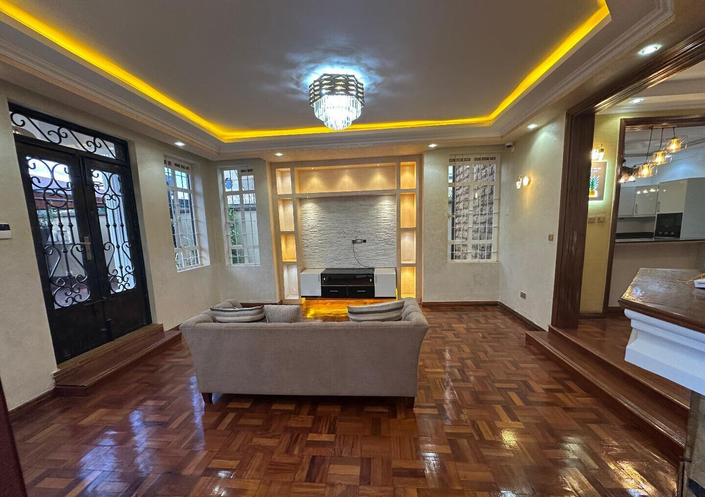 4BR All-Ensuite Townhouse with Gym & Private Office - Kamakis