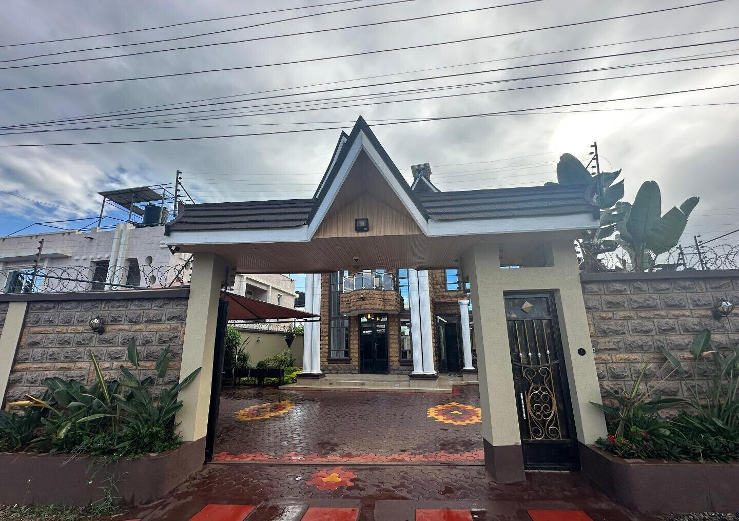 4BR All-Ensuite Townhouse with Gym & Private Office - Kamakis