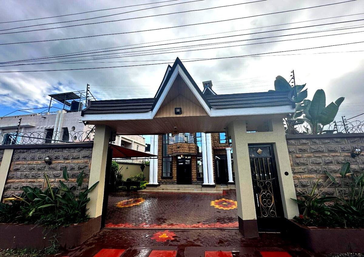 4BR All-Ensuite Townhouse with Gym & Private Office - Kamakis