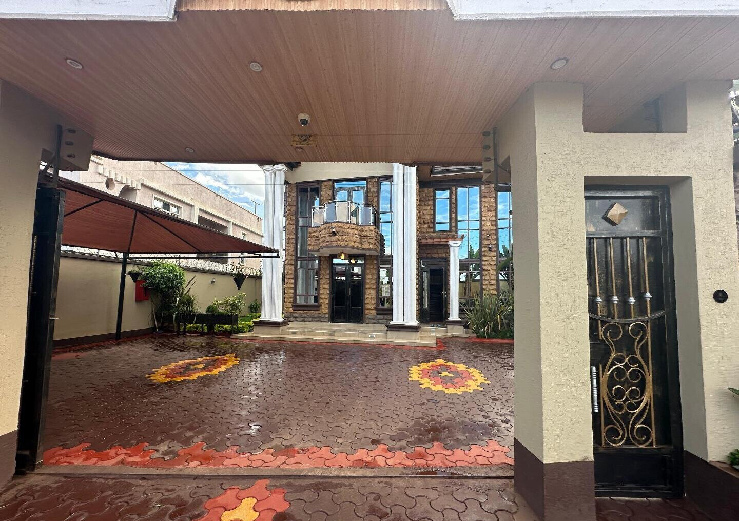 4BR All-Ensuite Townhouse with Gym & Private Office - Kamakis