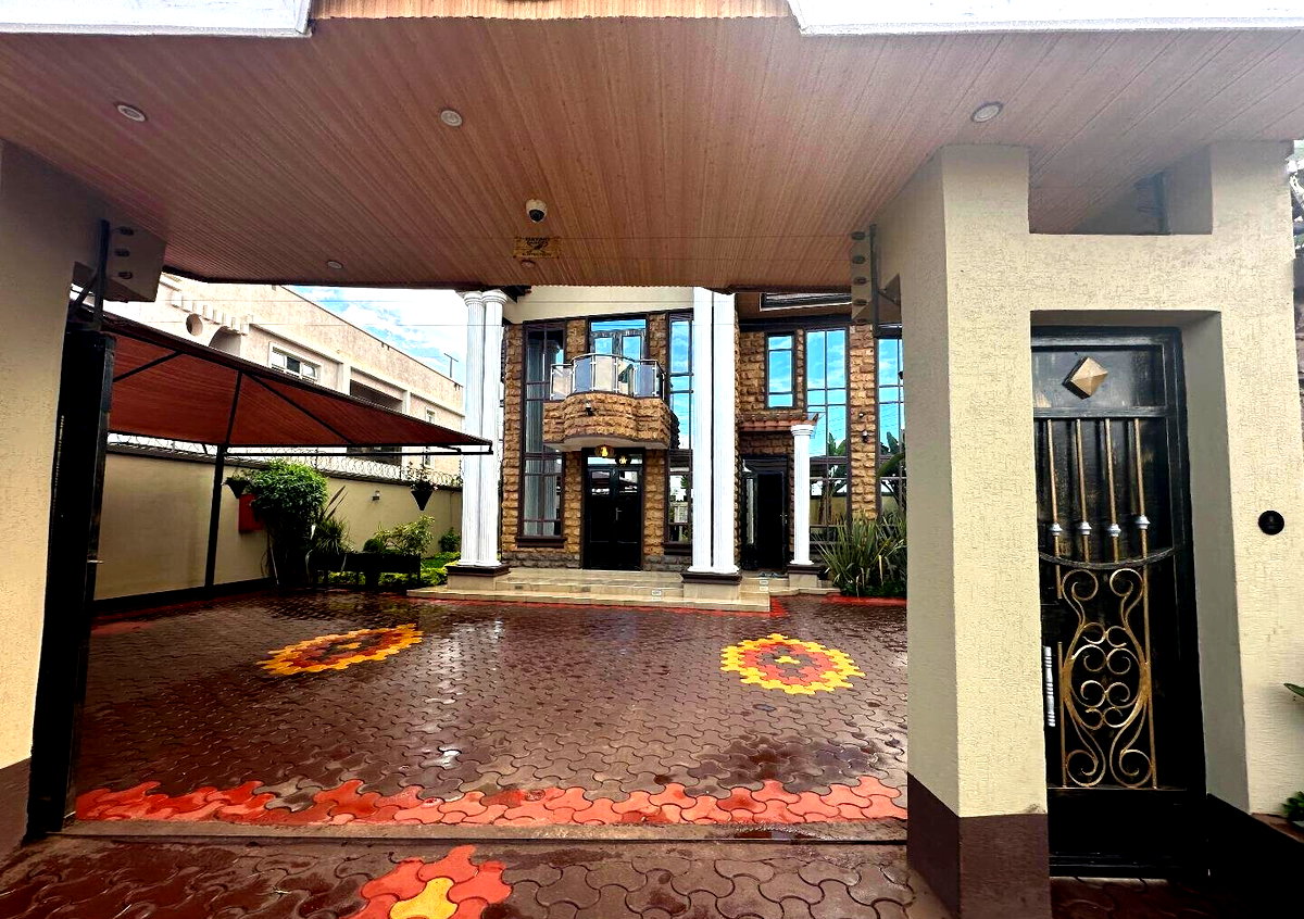 4BR All-Ensuite Townhouse with Gym & Private Office - Kamakis