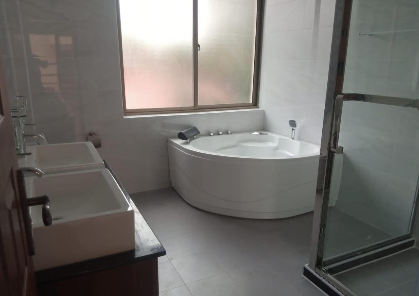 5-Ensuite Townhouse with Jacuzzi & Solar Panels - Lavington