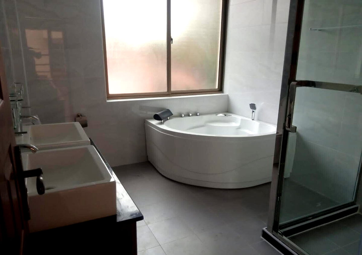 5-Ensuite Townhouse with Jacuzzi & Solar Panels - Lavington