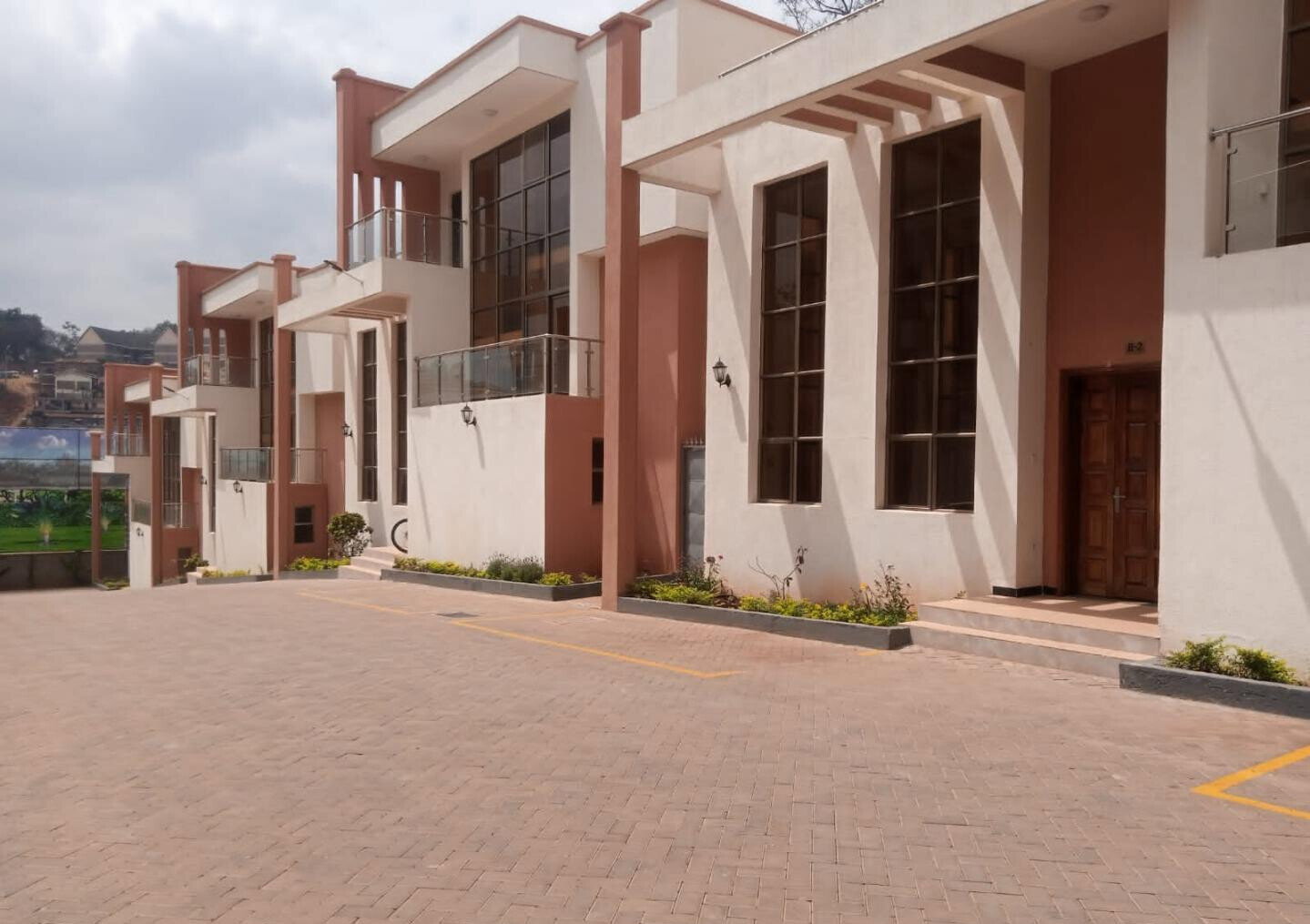 5-Ensuite Townhouse with Jacuzzi & Solar Panels - Lavington