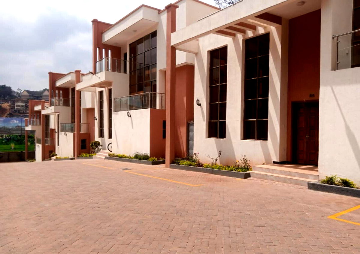 5-Ensuite Townhouse with Jacuzzi & Solar Panels - Lavington