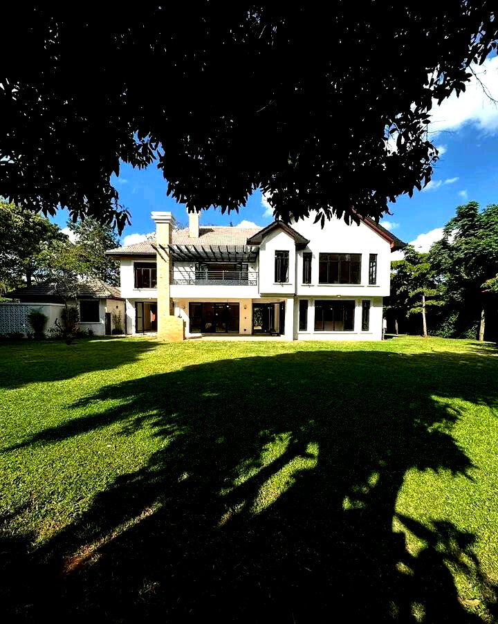 5BR Townhouse with Attic Lounge & Study on Half-Acre - Runda
