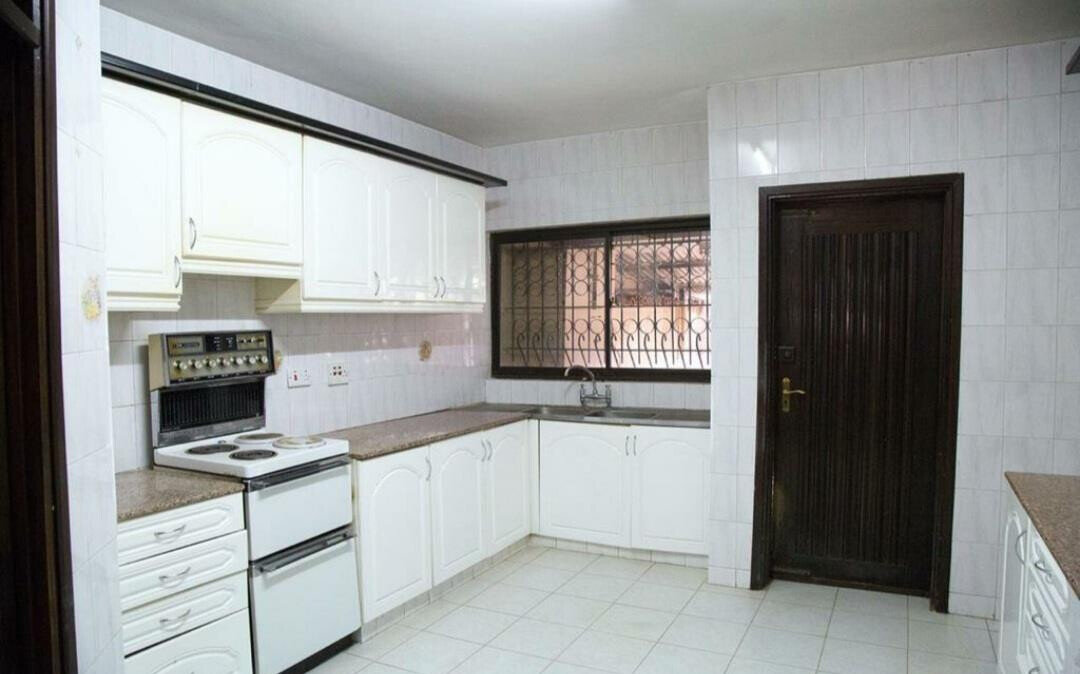5BR Townhouse with DSQ in Private 11-Home Estate - Westlands