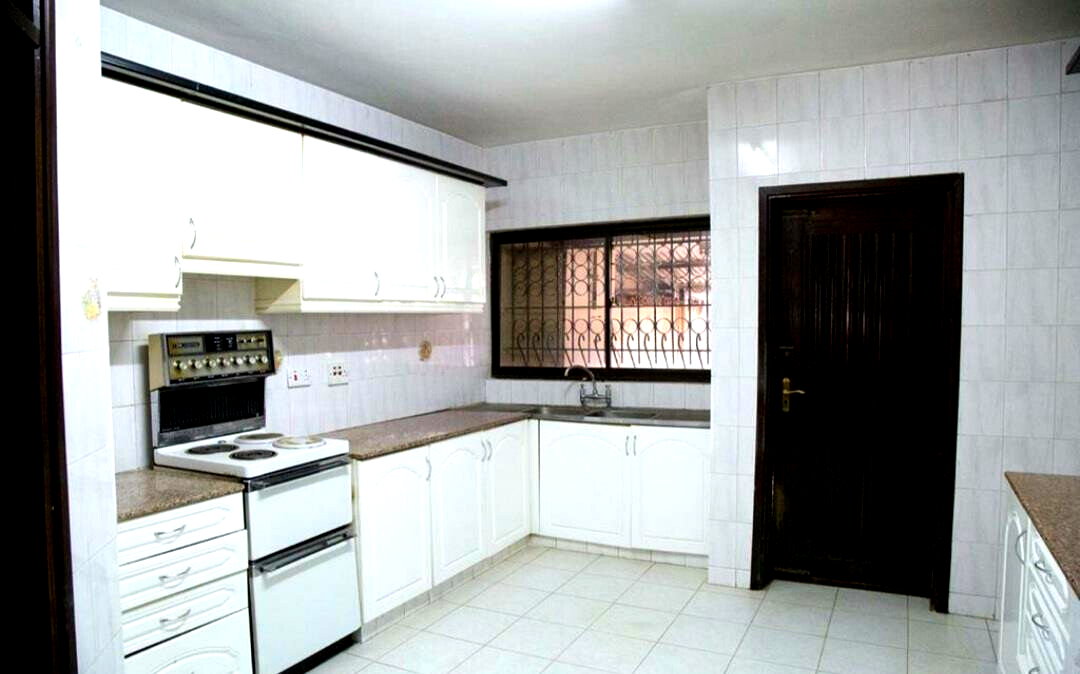 5BR Townhouse with DSQ in Private 11-Home Estate - Westlands