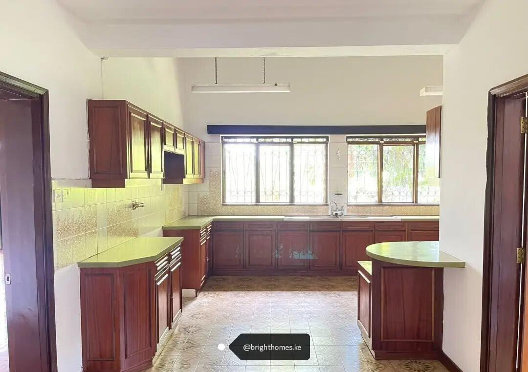 6-Bedroom Villa on 1.5 Acres with Guest Wings & Rooftop Terrace - Spring Valley