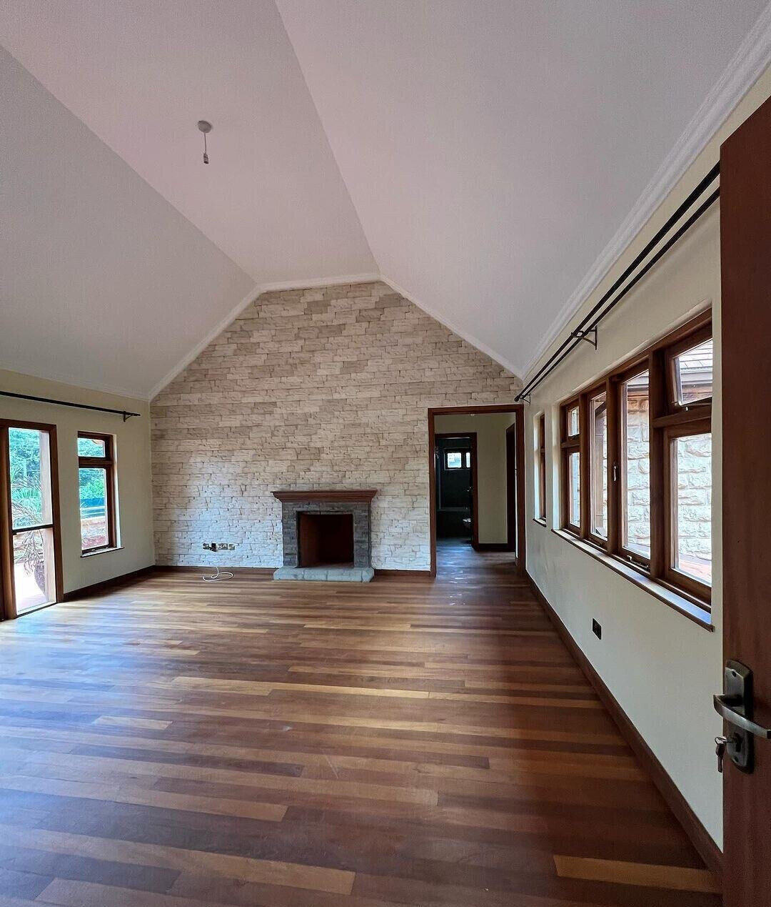 5-Bedroom Townhouse with Study & Fireplaces – Karen