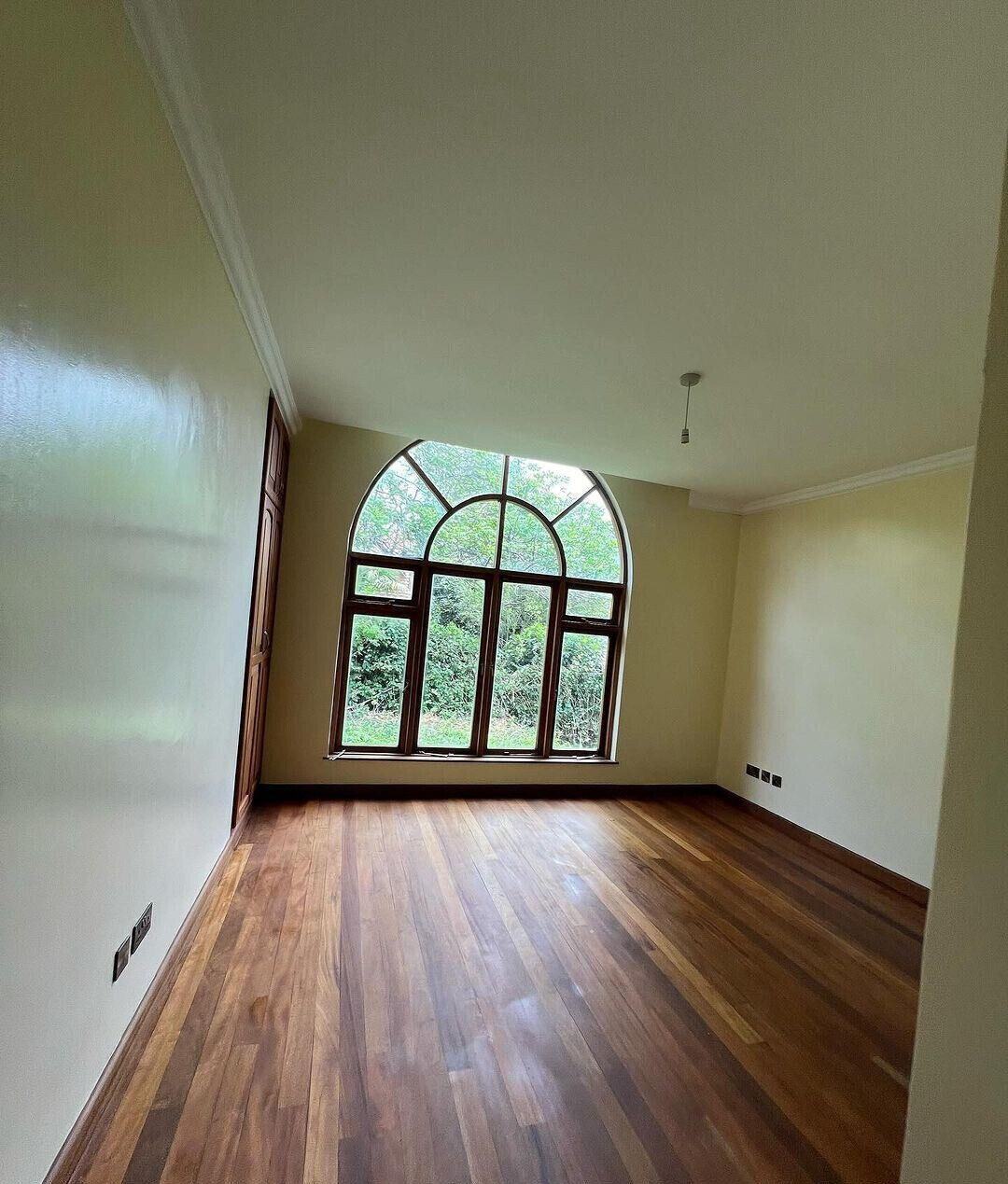 5-Bedroom Townhouse with Study & Fireplaces – Karen