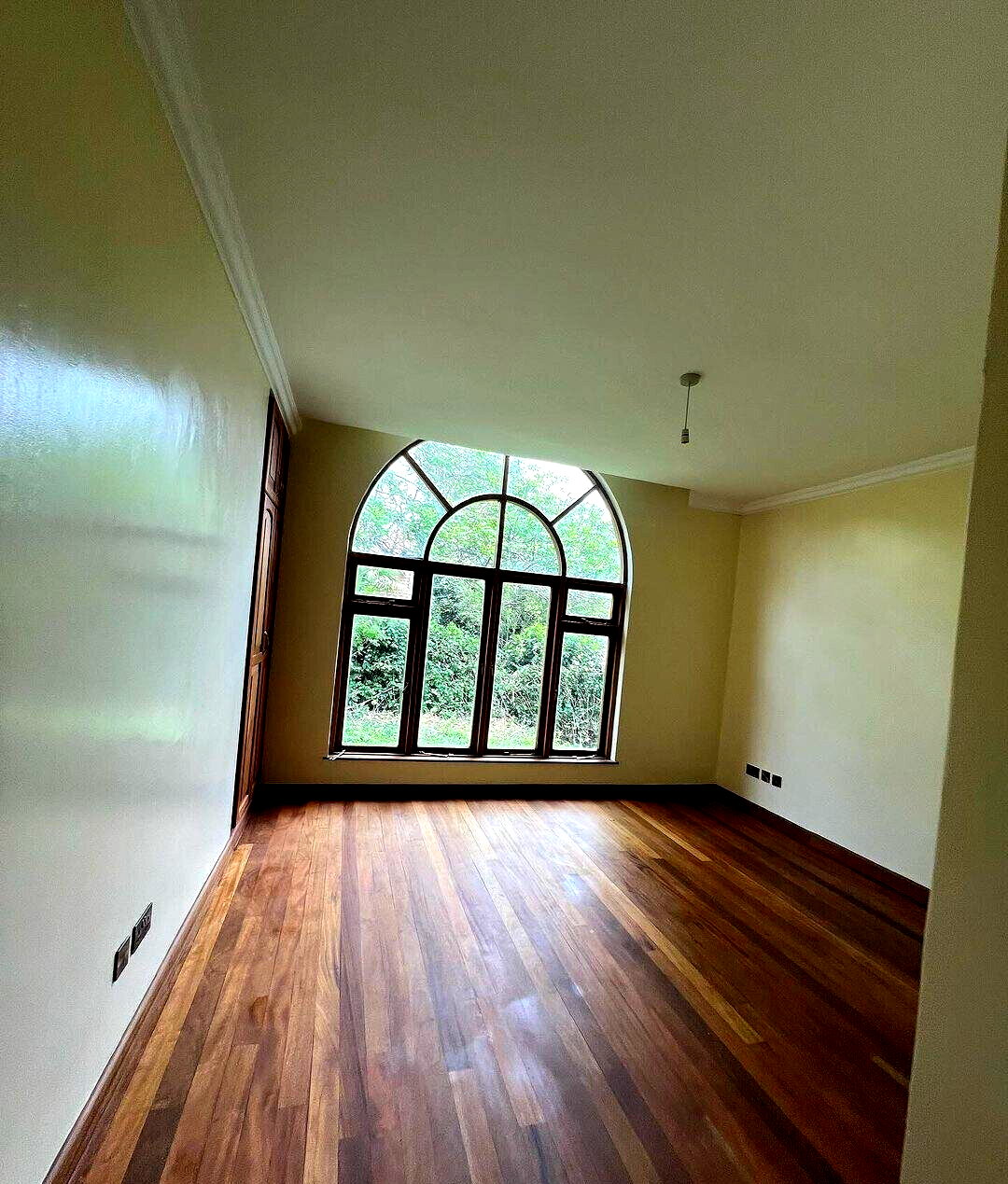 5-Bedroom Townhouse with Study & Fireplaces – Karen