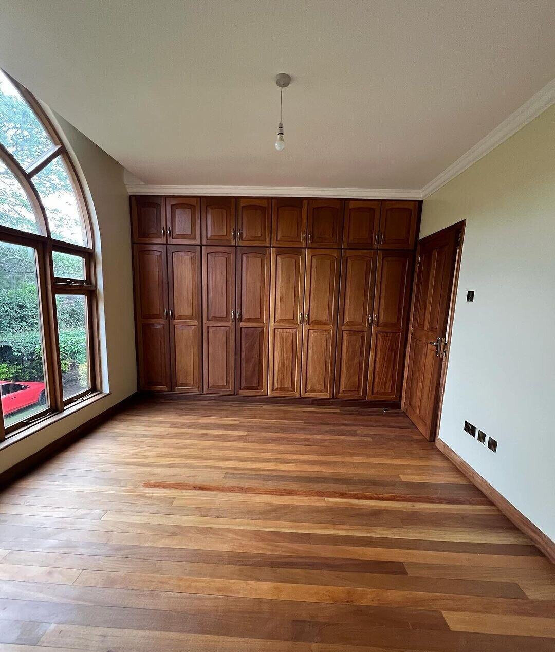 5-Bedroom Townhouse with Study & Fireplaces – Karen