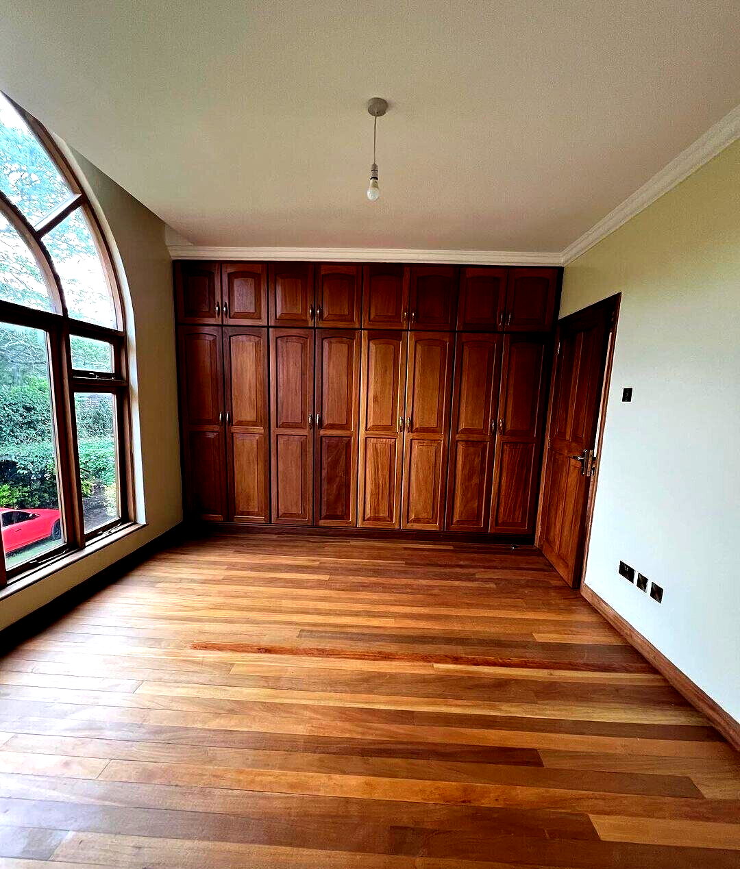5-Bedroom Townhouse with Study & Fireplaces – Karen