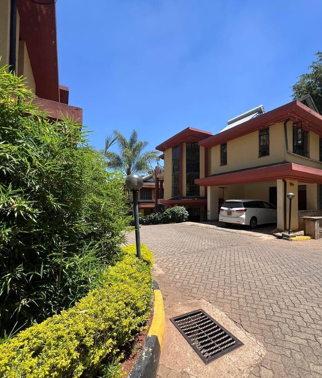 Sunken Living Room Townhouse with DSQ & Garden - Lavington