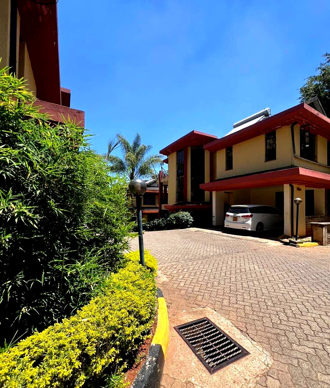 Sunken Living Room Townhouse with DSQ & Garden - Lavington