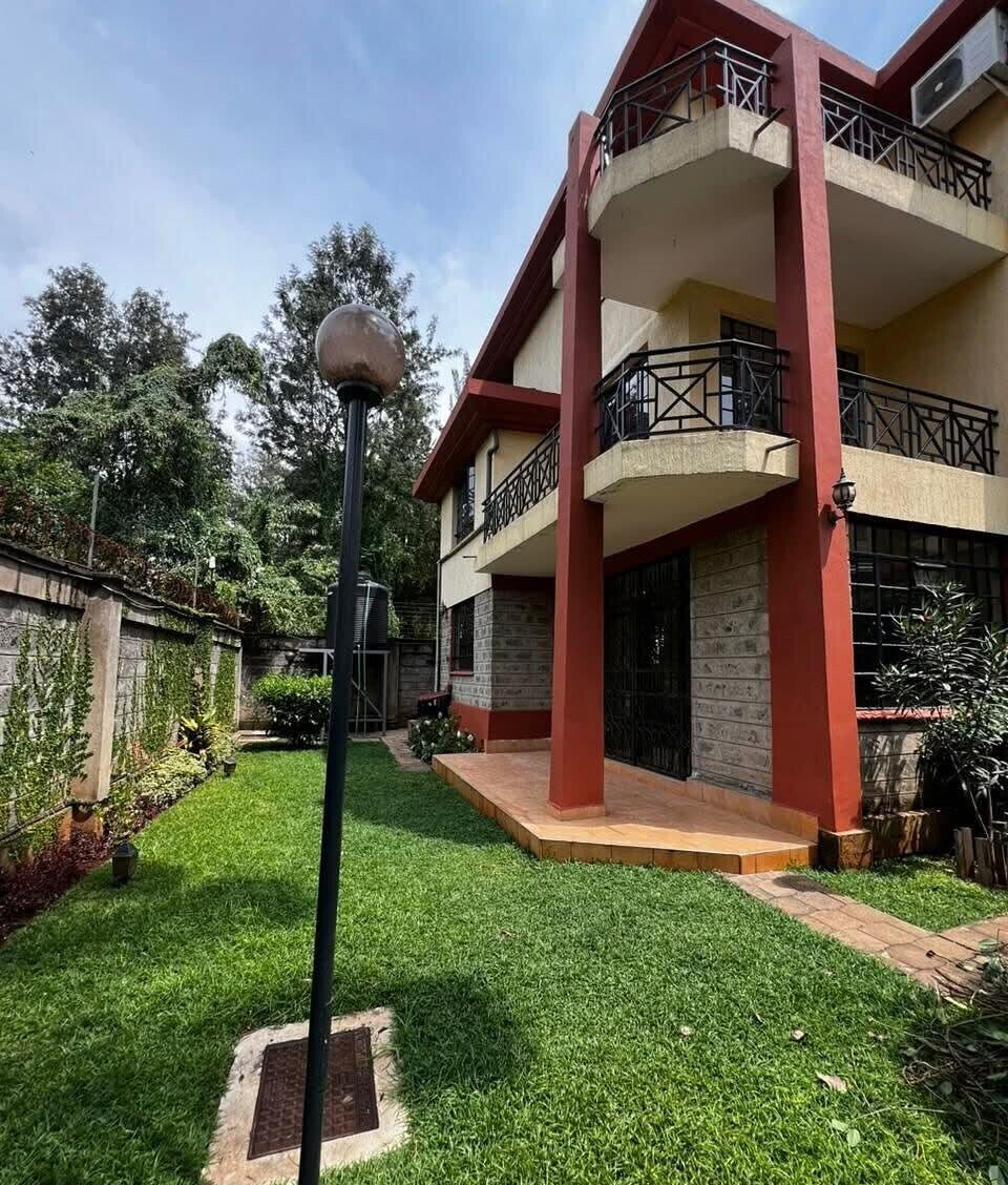 Sunken Living Room Townhouse with DSQ & Garden - Lavington