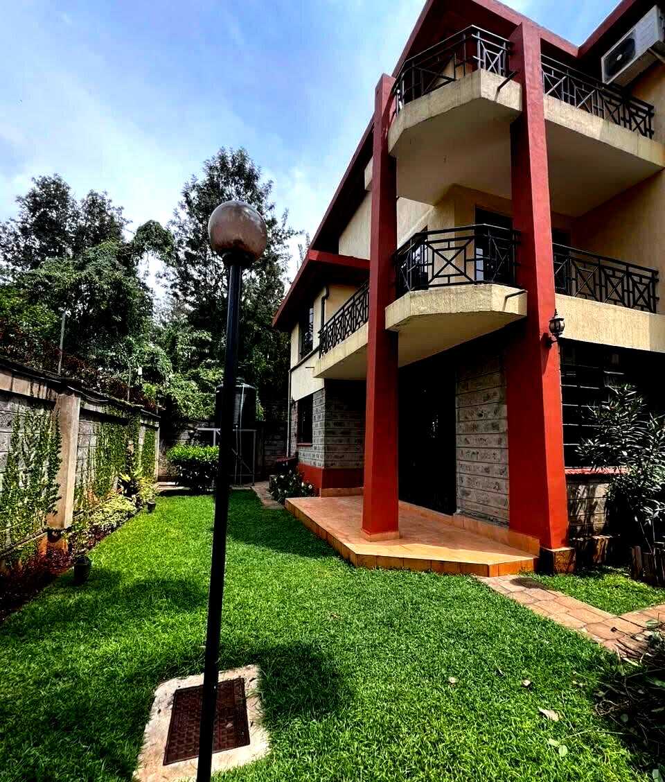 Sunken Living Room Townhouse with DSQ & Garden - Lavington