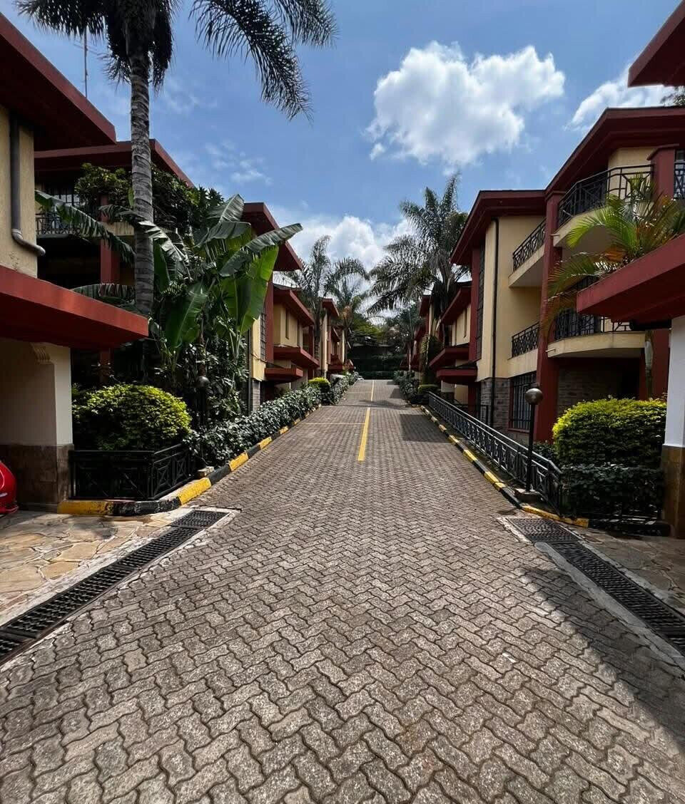 Sunken Living Room Townhouse with DSQ & Garden - Lavington